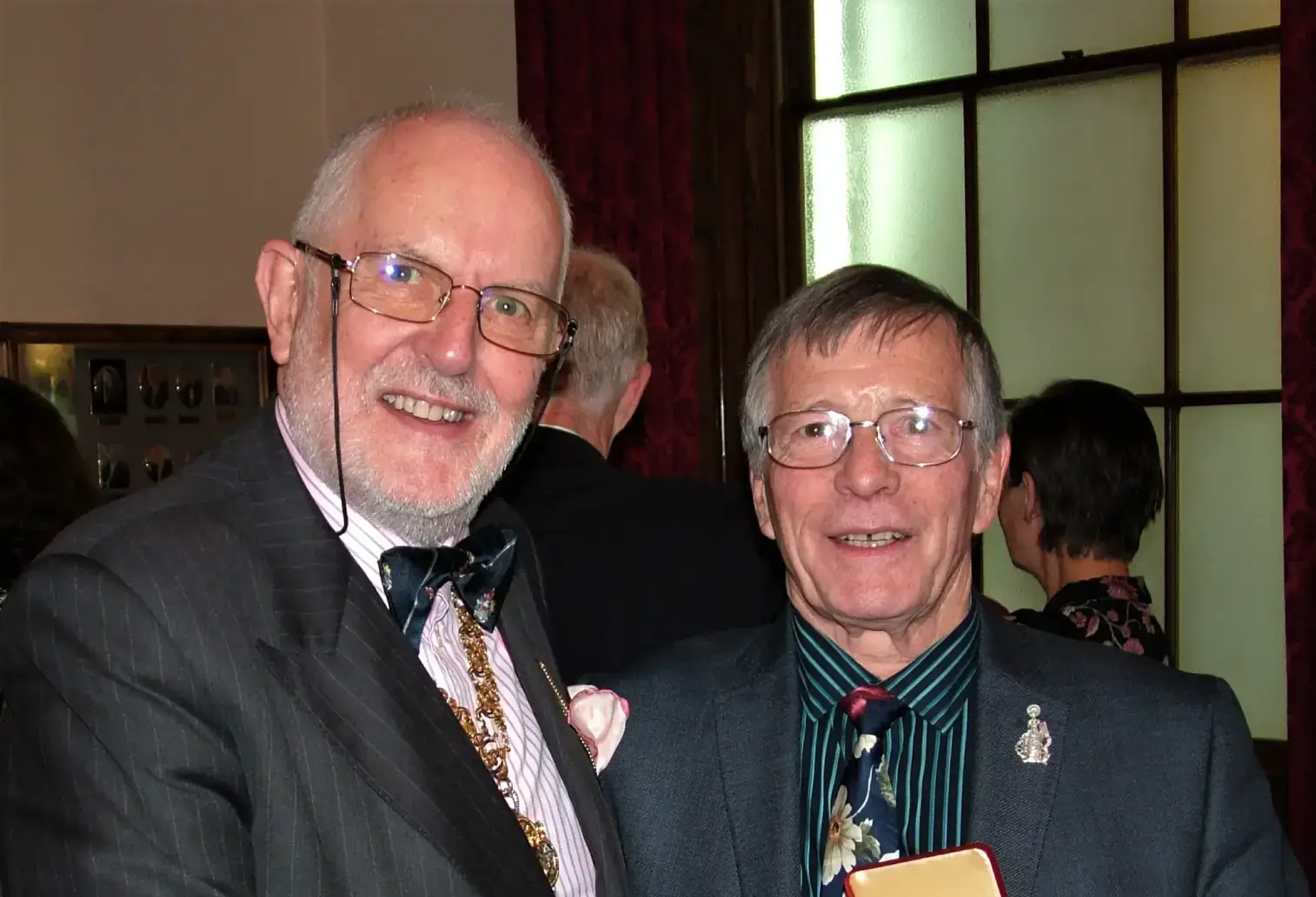 Stuart King recieving the Turners Company Gold Medal From Master Nic Somers at Masters and Clerks lunch March 2017