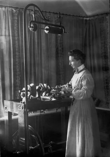 Lady Gertrude Crawford with her Holtzapffel ornamental lathe, fitted with an electric motor. Lady Gertrude Crawford with her Holtzapffel ornamental lathe, fitted with an electric motor.