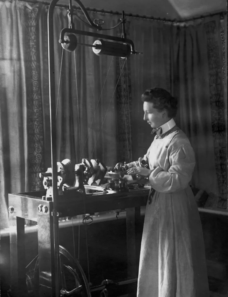 Lady Gertrude Crawford with her Holtzapffel ornamental lathe, fitted with an electric motor. Lady Gertrude Crawford with her Holtzapffel ornamental lathe, fitted with an electric motor.